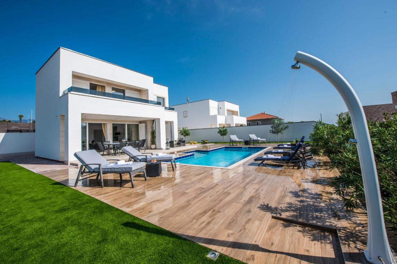 Villa Royal Ii With Private Pool Novalja